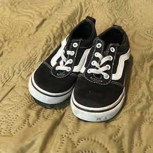 Kids Black and white vans for kids. in size 8.